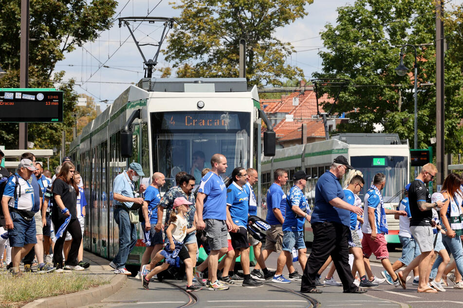 Da sich am Dienstag viele Fans auf den Weg zum FCM-Stadion machen werden, soll mit Straßenbahnen angereist werden. (Archivbild)