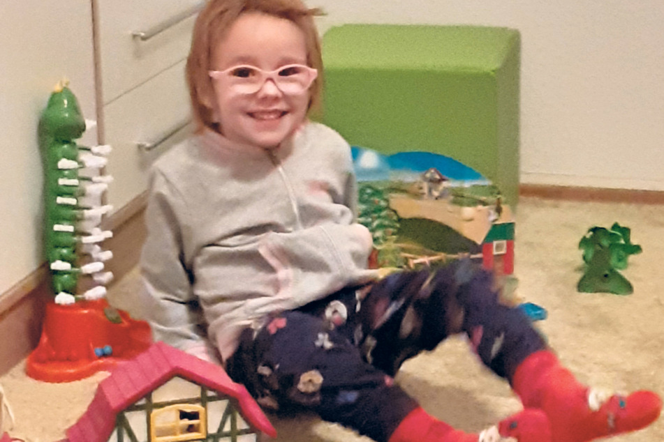 Alina kann nicht mehr selbstständig laufen, auch das Sprechen fällt ihr schwer. Ein Assistenzhund würde ihr Leben erleichtern.