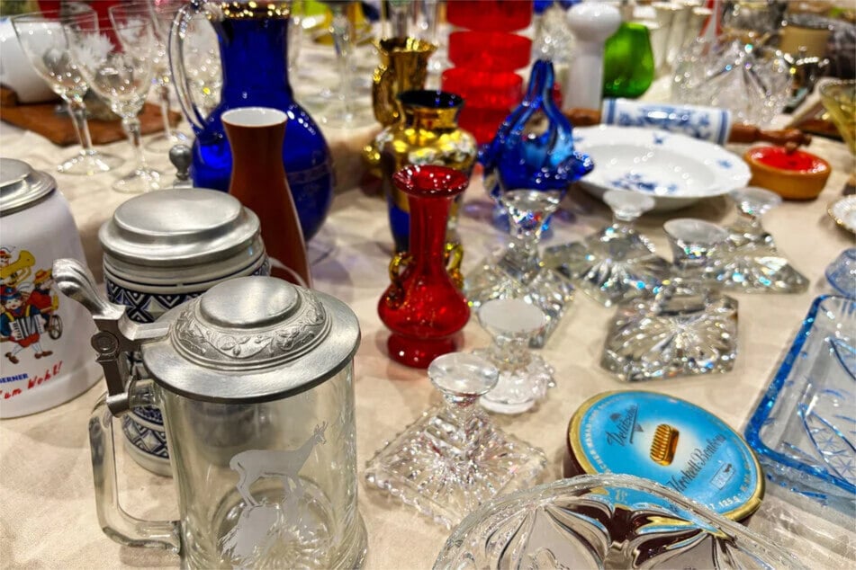 Neuware sucht man auf dem Nachtflohmarkt eher selten, dafür bieten Händler eine breite Palette an antiken Produkten an. (Archivbild)