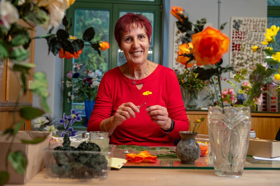 Wenn im Bindesaal aus Blütenblättern eine Blume wird: Viola Scheibe (62) beherrscht die Die Kunst des Blümelns - hier beim finalen Stielen einer Kunstblume.
