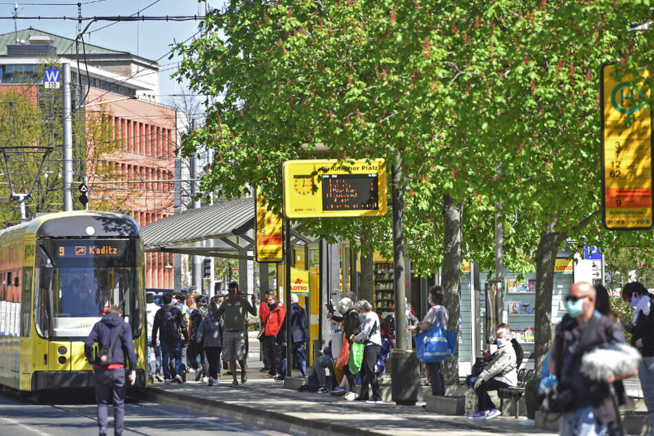 Vorbildlich! Fast alle Fahrgäste an der Haltestelle Pirnaischer Platz waren mit Schutzmasken oder Halstüchern ausgestattet, die Bahnfahrer aber nicht.