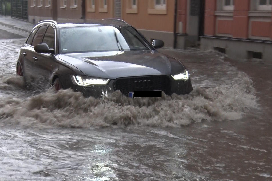 Dresden: Unwetter in Sachsen - Straßen überflutet, Keller unter Wasser