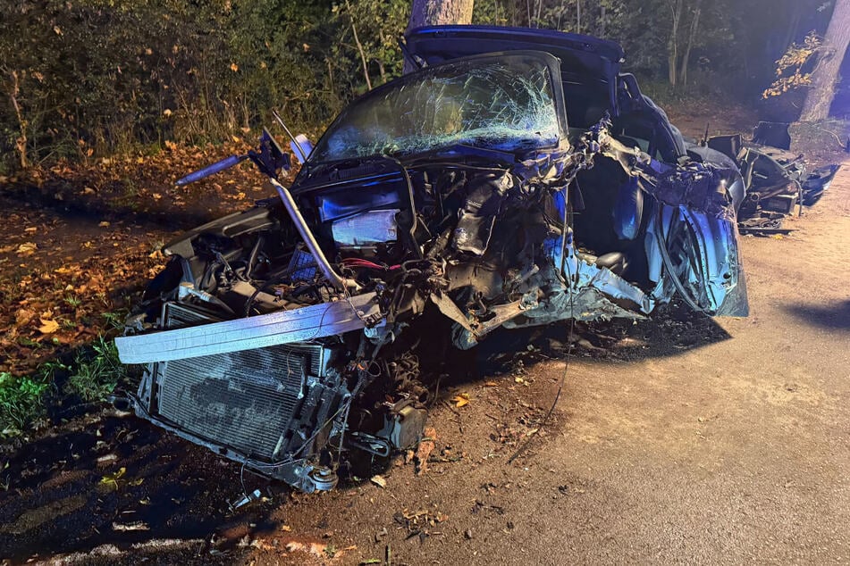 Der Audi TT wurde durch die Wucht des Unfalls völlig deformiert.