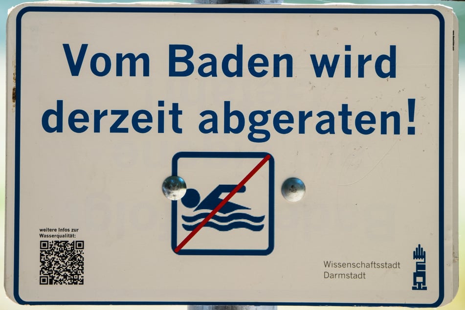 Ein Schild an der Grube Prinz von Hessen warnt vor dem Schwimmen: Der Grund ist schlechte Sicht unter Wasser.