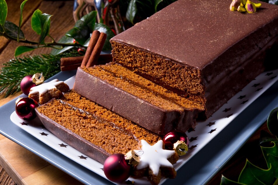Pfefferkuchen schmeckt sehr gut, wenn er mit Marmelade gefüllt und dann mit Schokolade überzogen wird.
