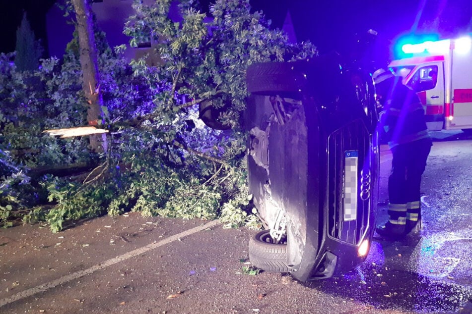 Audi A4 kracht in vier Bäume und überschlägt sich: Zwei 19-Jährige verletzt