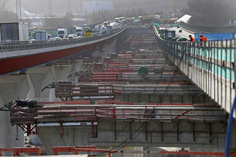 Der rechte Teil der Autobahn wird an die Gegenrichtung herangeschoben.