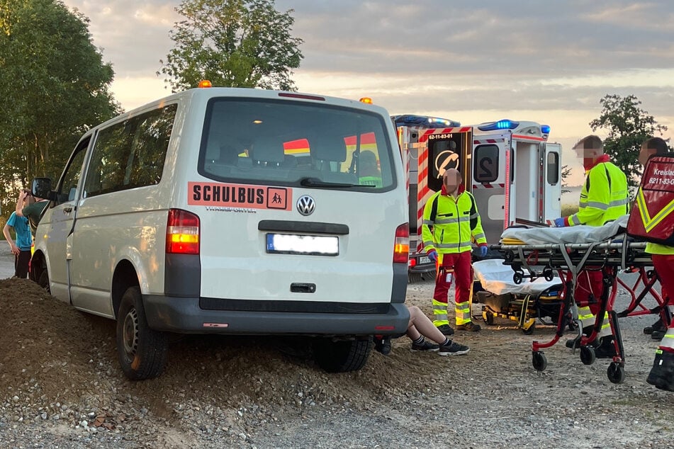 Schülertransporter verunglückt! Vier Schwerverletzte, darunter drei Jugendliche