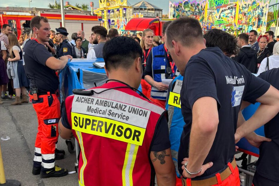 Die Aicher Ambulanz kümmerte sich wegen eines Vorfalls in einem Fahrgeschäft um mehrere meist junge Wiesn-Besucher.