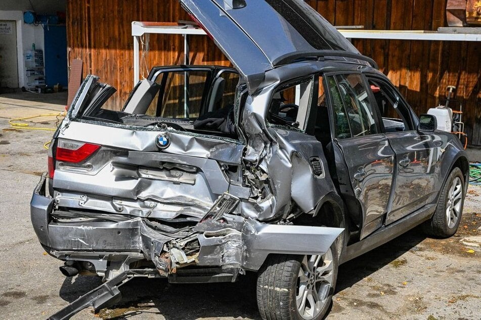 Der Fahrer des BMW musste aus seinem Fahrzeug geschnitten werden.