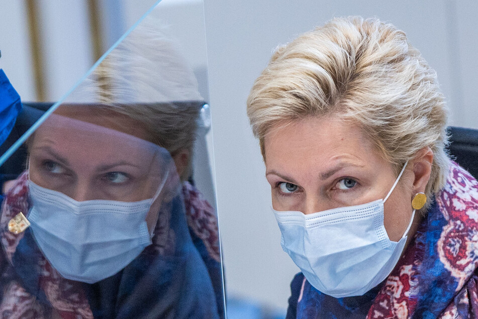Manuela Schwesig (SPD), die Ministerpräsidentin von Mecklenburg-Vorpommern, sitzt im Landtag.