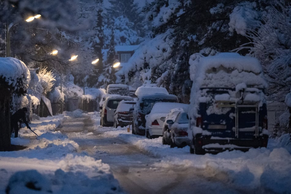 Zum Endspurt der Arbeitswoche hat Frau Holle noch einmal die Betten geschüttelt. Doch jetzt steigt das Quecksilber wieder.
