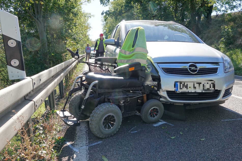 Ein 81-Jähriger, der in einem elektrischen Rollstuhl saß, wurde bei einem Unfall schwer verletzt.