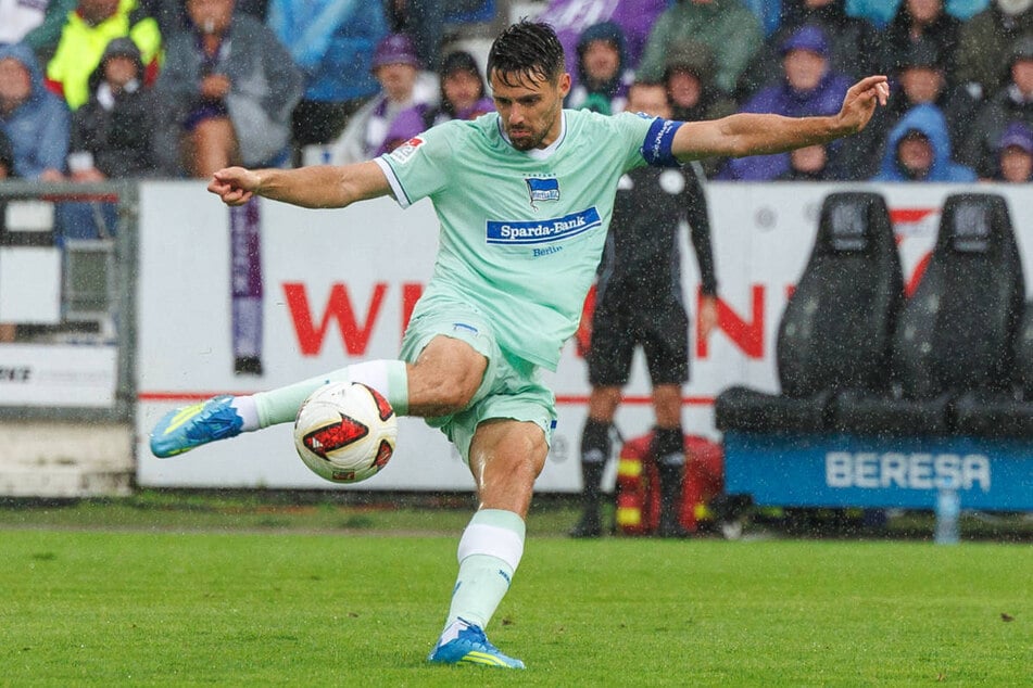 Josip Brekalo behält im strömenden Regen von Osnabrück den Durchblick und versenkt die Kugel zum 1:0 in den Maschen.