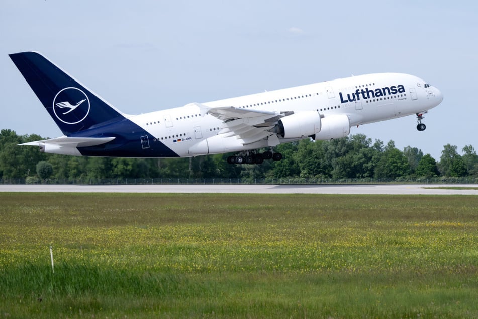 Ein Airbus A380 der Lufthansa hat beim Landeanflug auf München die Fahrbahn verfehlt. (Symbolbild)
