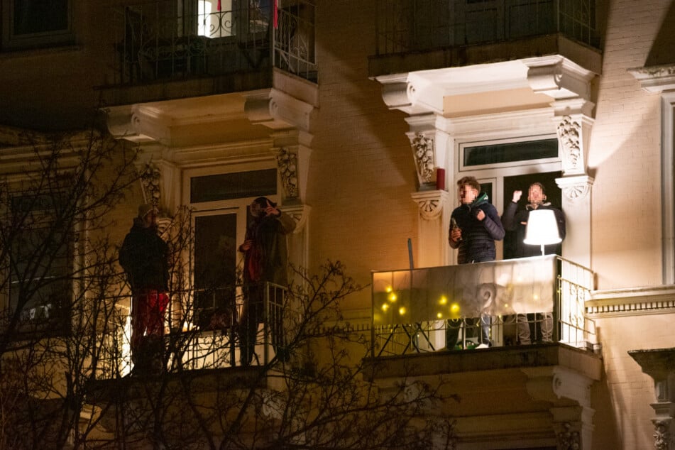 Auf ihrem Balkon feierten die Männer eine Party.