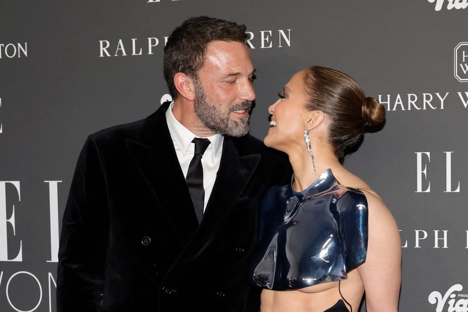 Ben Affleck and Jennifer Lopez (r.) got married in 2022 after rekindling their passionate love affair from 2002.