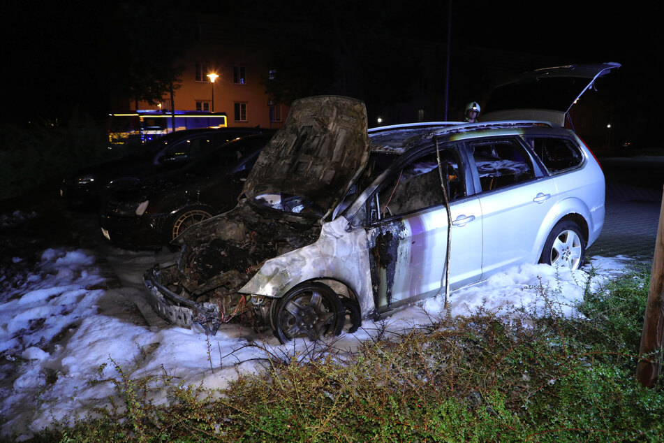 Kurz nach Mitternacht brannte im Stadtteil Dobritz ein Ford Focus aus.