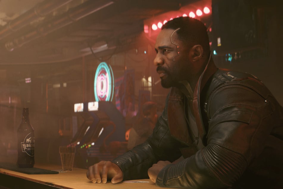 Der neue Story-DLC "Phantom Liberty" lässt Euch einen spannenden Spionage-Thriller erleben, bei dem Ihr unter anderem mit Geheimagent Solomon Reed alias Idris Elba Bekanntschaft macht.