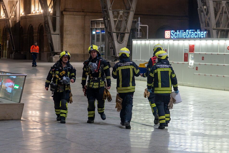 Mit einer Messsonde untersuchten Experten der Feuerwehr den Stoff und gaben Entwarnung.