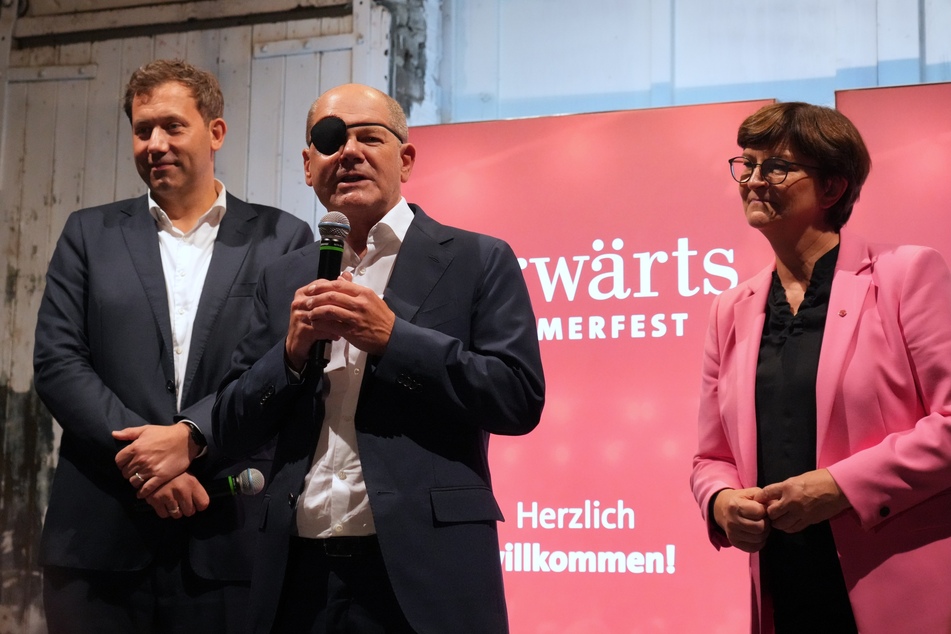 Beim Sommerfest der SPD-Parteizeitung "Vorwärts" hielt Scholz neben den beiden Parteichefs Saskia Esken (62) und Lars Klingbeil (45) eine Rede.