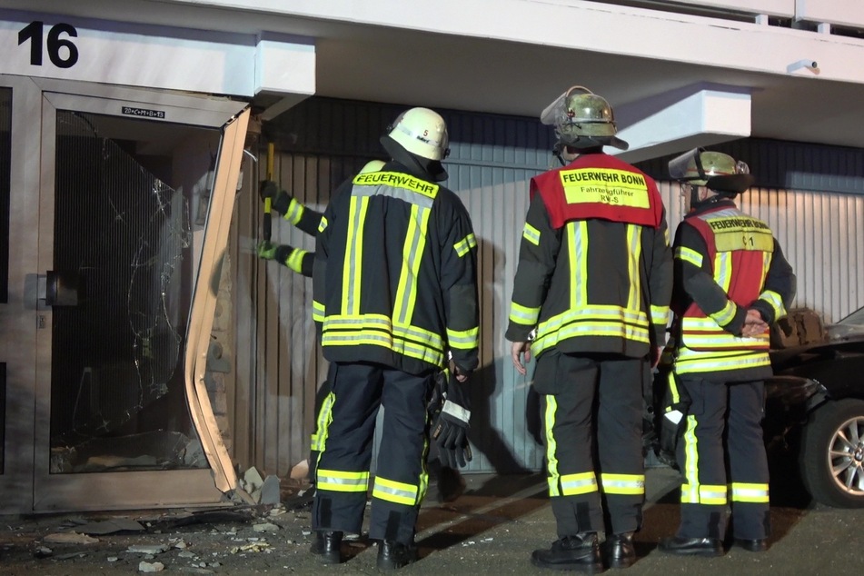 Das Unfallauto wurde aus dem Hauseingang geborgen.