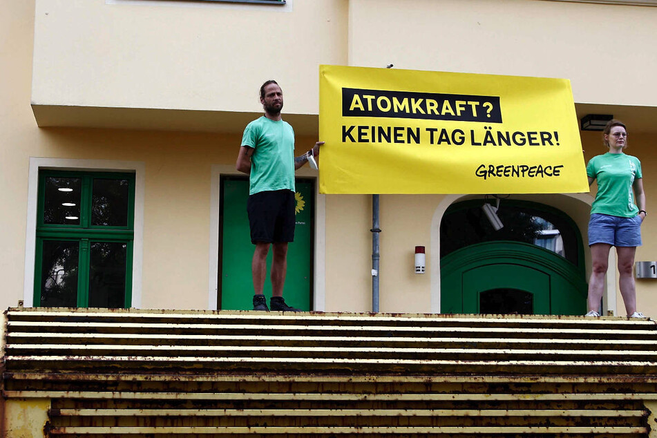 Stopp der Atomkraft: Greenpeace demonstriert vor Berliner Grünen-Zentrale