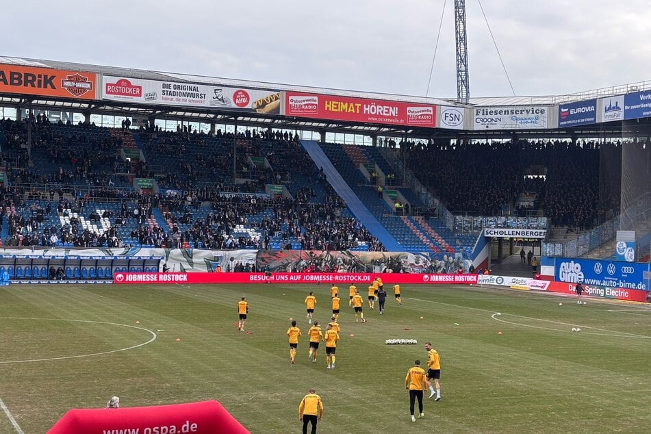 Die Dynamos sind im Ostseestadion angekommen.