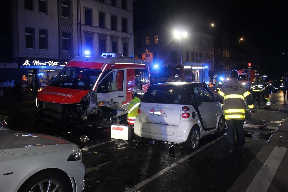 Krankenwagen rast mit Blaulicht über Kreuzung, wenig später kommt es zu schwerem Unfall