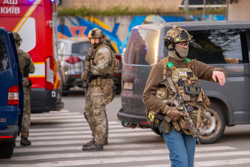 Ukraine-Krieg: Verhalten der Polizei nach Schüssen in Kiew wirft Fragen auf