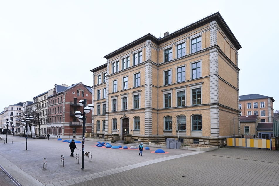 Gegenüber der Rosa-Luxemburg-Schule am Brühl soll noch in diesem Jahr die Bank für Ehrenbürger Justin Sonder (†95) stehen.