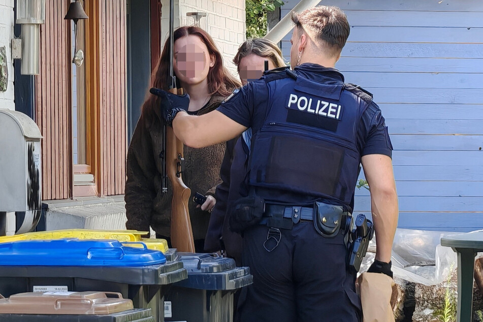 Am Dienstagnachmittag saß eine Person mit einer Luftdruckwaffe in ihrem Garten.