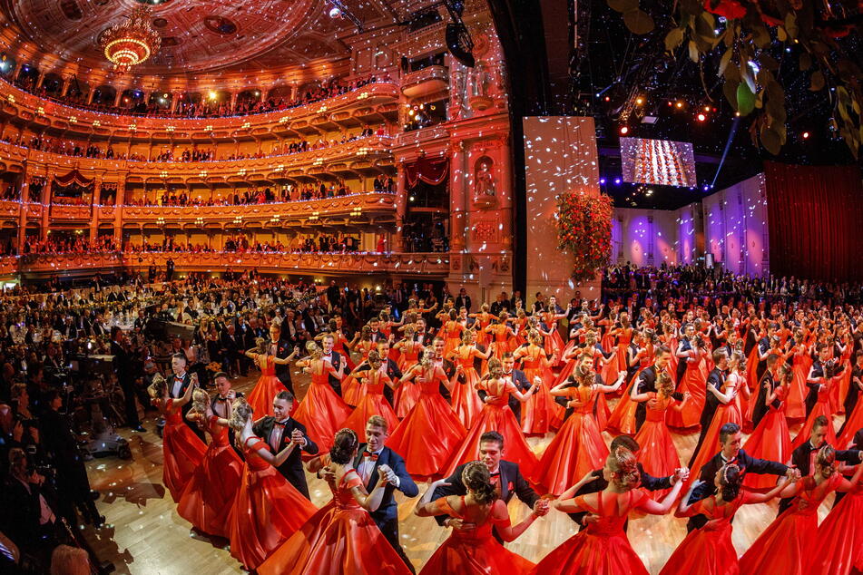 Vor vier Jahren fand der letzte SemperOpernball statt. Er wurde von knapp 100 Debütantenpaaren eröffnet.