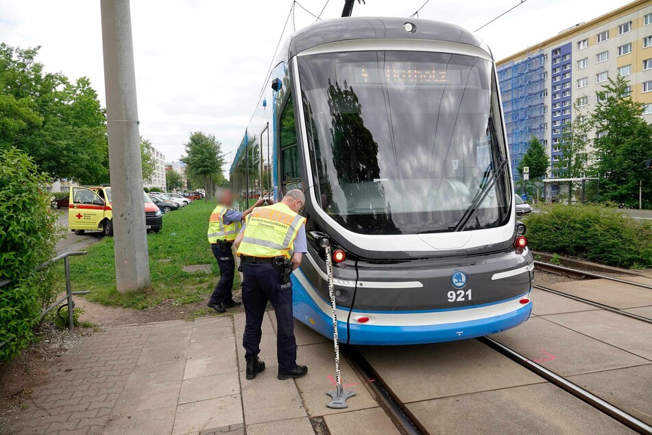 Am Samstag wurde eine Frau (80) in Chemnitz von einer Straßenbahn erfasst und schwer verletzt.