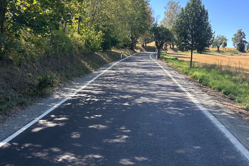 Die Straße hat einen frischen Anstrich erhalten.