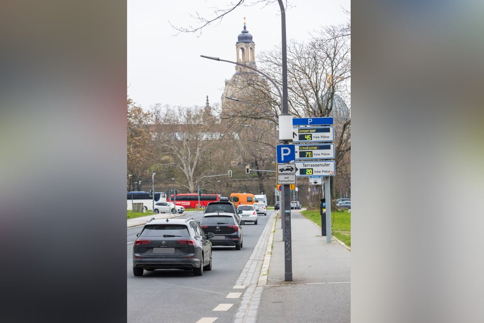 An dieser Stelle dürfen derzeit Autos am Straßenrand parken.