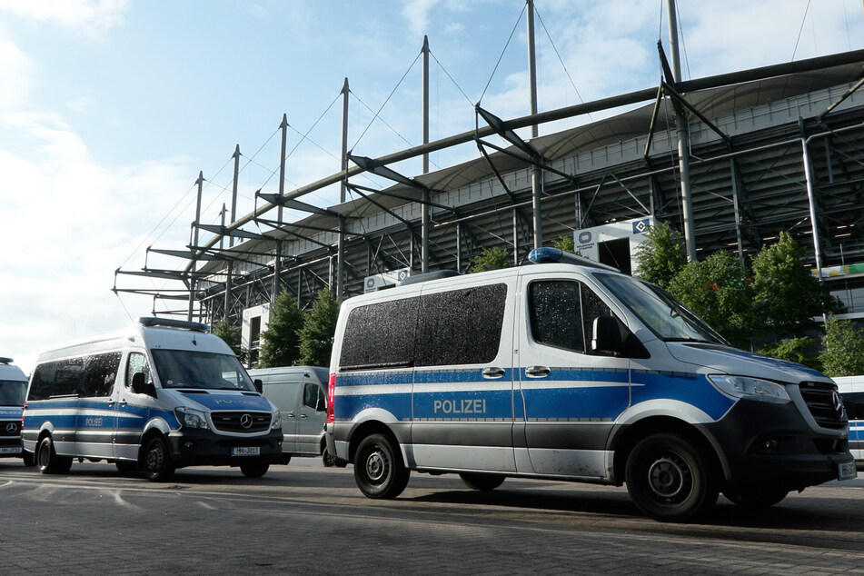 Das Volksparkstadion wird wenige Tage vor der Heim-EM am heutigen Dienstag von einem Großaufgebot der Polizei durchsucht.