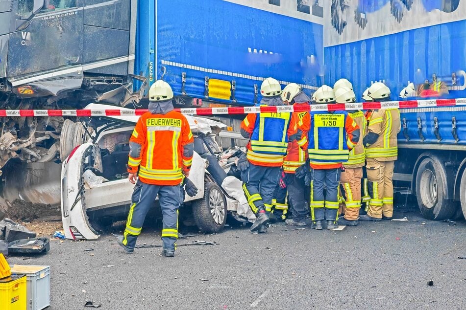 Die Feuerwehr rückte mit zahlreichen Kräften an.