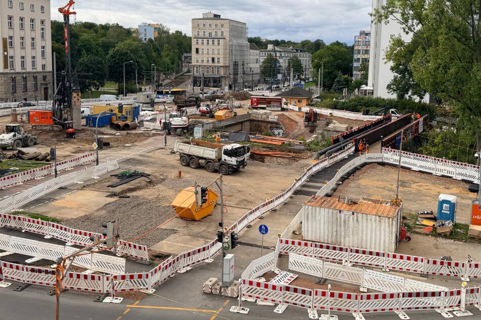Die neue Fußgänger-/Radfahrerbrücke über die Chemnitz am Falkeplatz.