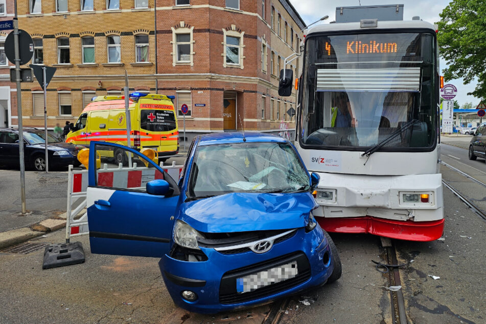 Vorfahrt der Straßenbahn missachtet: Hyundai-Fahrer und Beifahrerin (5) verletzt