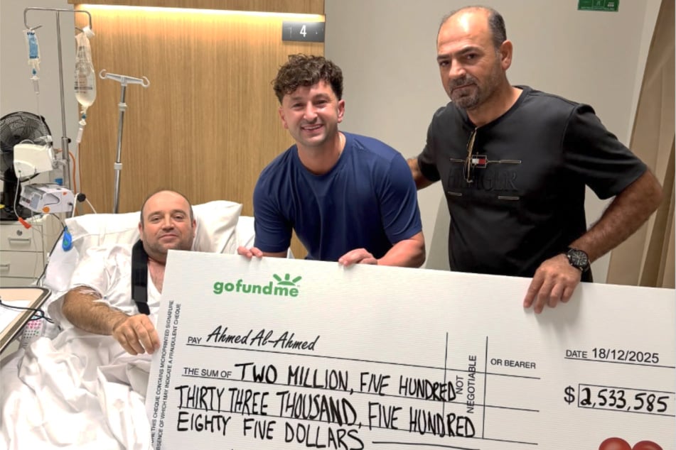 Nach einigen Spenden übergab auch der YouTuber Zachery Dereniowski (32, M.) zusammen mit "gofundme" Ahmed al Ahmed (43, l.) einen großzügigen Check.