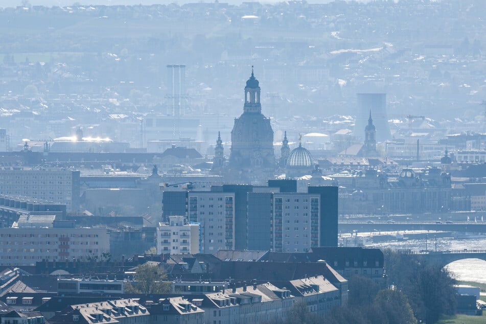 Kritiker der Baupläne befürchten eine negative Beeinflussung der Stadtsilhouette, hier mit der Frauenkirche in der Bildmitte.