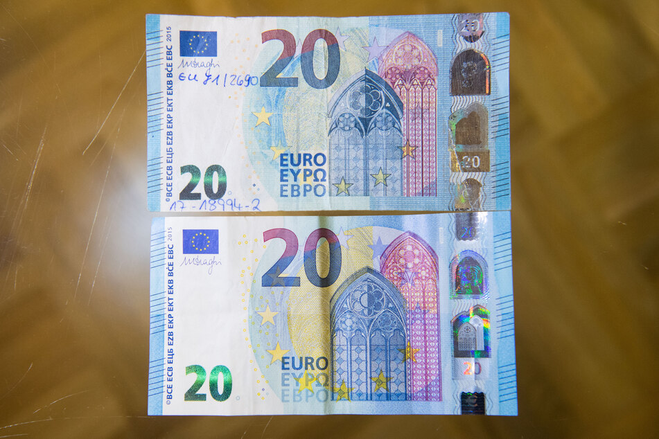 Ein gefälschter 20-Euro-Schein (oben) im Vergleich mit einer echten Banknote.