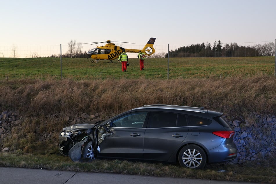 Gegen 16 Uhr wurden die Einsatzkräfte zu einem Verkehrsunfall auf der A72 bei Hartenstein gerufen.