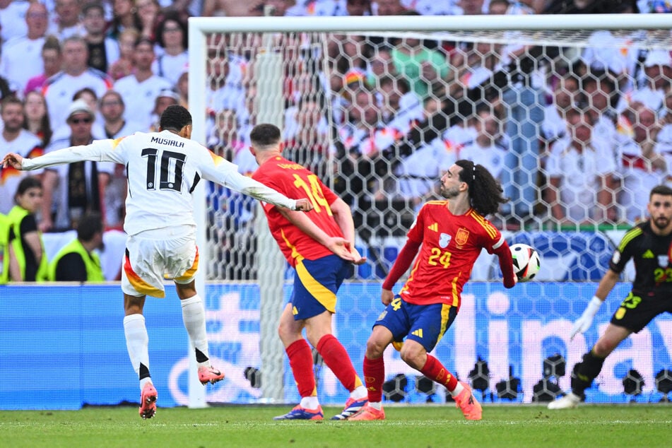 Die entscheidende Szene: Marc Cucurella (26, r.) bekommt den Ball an den Arm.