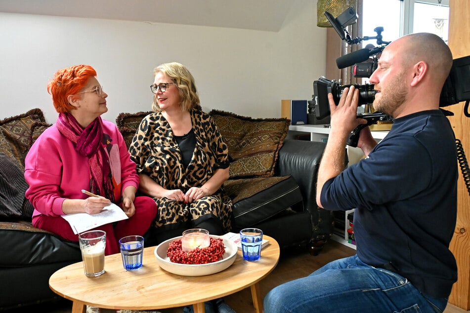 Für die Sat.1-Doku "We Are Family" filmt ein Kamerateam das Gespräch von Andrea Müller (M.) mit TAG24-Reporterin Katrin Koch.