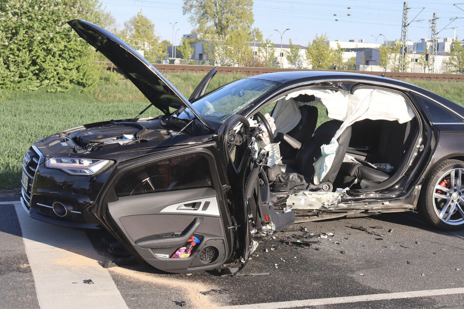 Der 42-jährige Fahrer des Audis musste von der Feuerwehr nach dem Unfall schwer verletzt aus seinem Auto befreit werden.