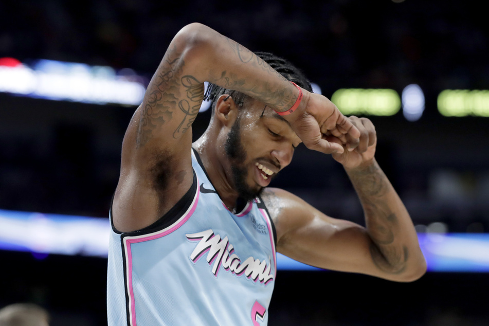 Derrick Jones Jr. von Miami Heat wurde positiv auf Covid-19 getestet. Das wurde bekannt, kurz nachdem sich Miamit Heat und andere NBA-Teams mit den obligatorischen Covid-19-Tests auf die Wiederaufnahme der Saison im nächsten Monat vorbereiteten.