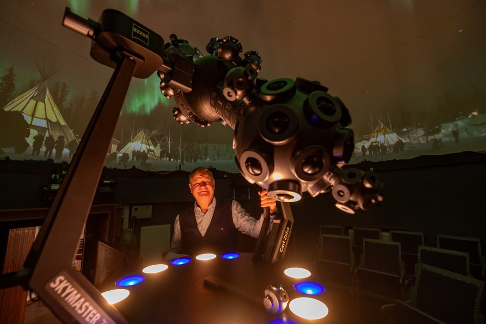 Ulf Peschel (61) am großen Sternenprojektor, dem Skymaster ZKP4. Entlang des Kuppelrunds sind die neuen Filmprojektoren installiert.