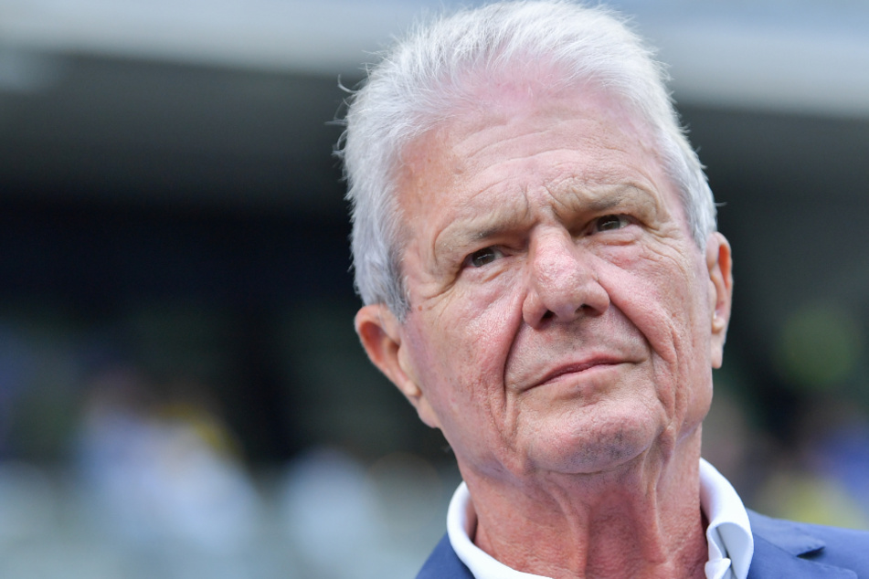 Hoffenheims Mäzen Dietmar Hopp (79) steht im Stadion.